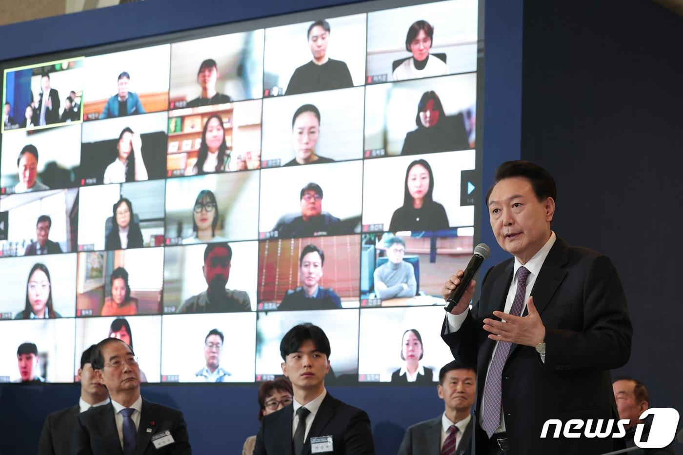 본문 이미지 - 윤석열 대통령이 4일 경기도 용인시 중소기업인력개발원에서 열린 '국민과 함께하는 민생토론회'에서 발언하고 있다. (대통령실 제공) 2024.1.4/뉴스1 ⓒ News1 오대일 기자
