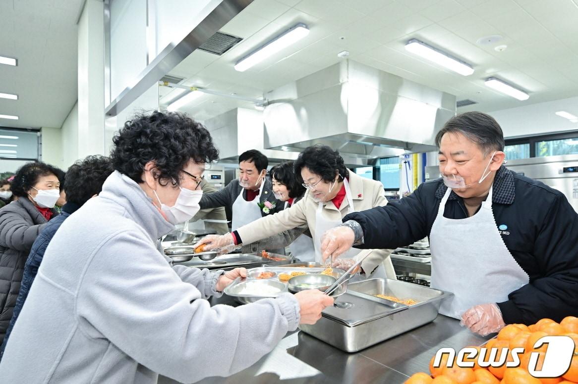 본문 이미지 - 안성호 에이스침대 대표가 개관식 종료 후 점심 배식을 하고 있다.(에이스침대 제공)
