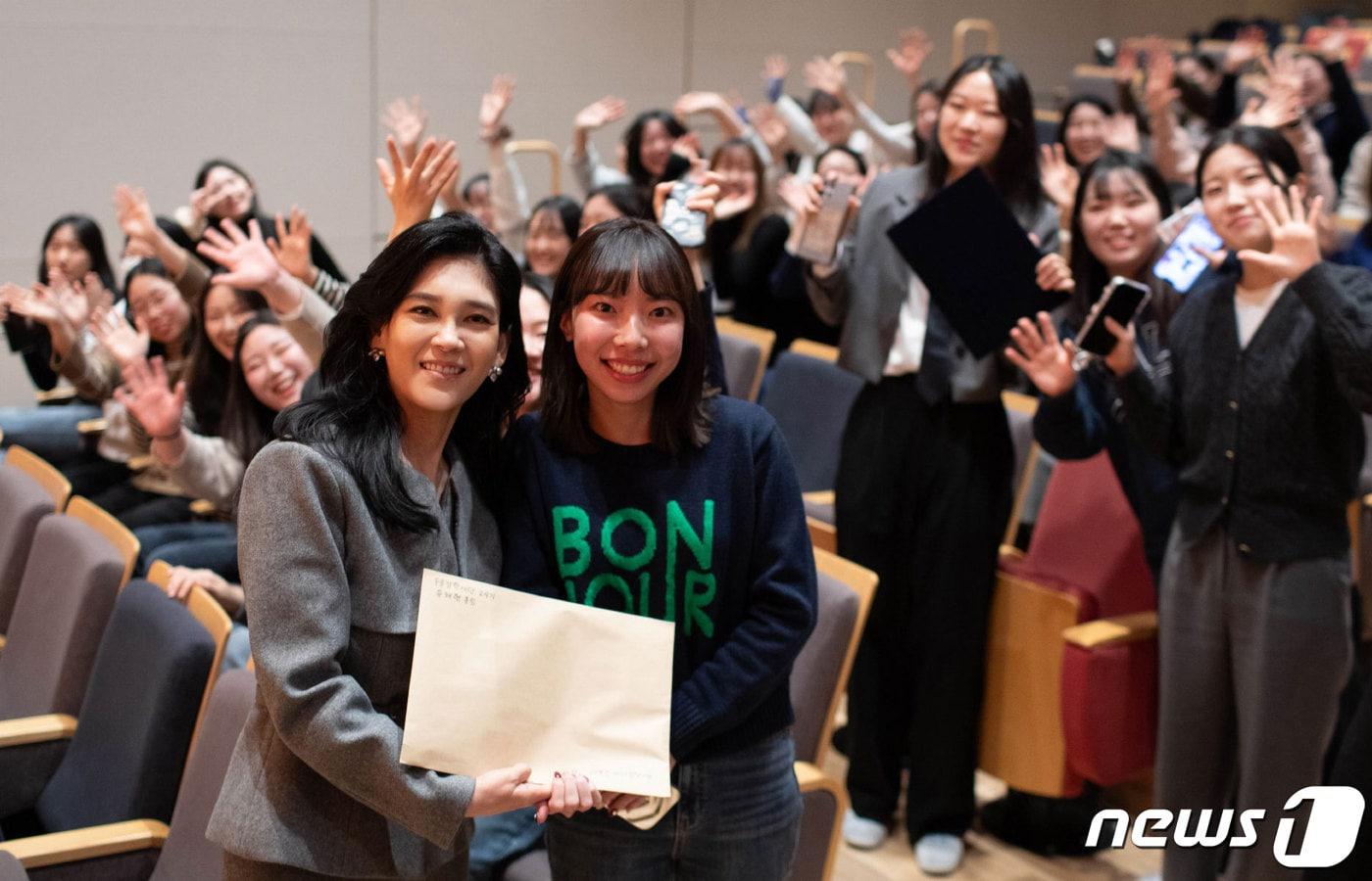 본문 이미지 - 이부진 두을장학재단 이사장이 서울 리움미술관 대강당에서 열린 2024 장학증서 수여식에서 신규 장학생들을 격려하고 있다(두을장학재단 제공).
