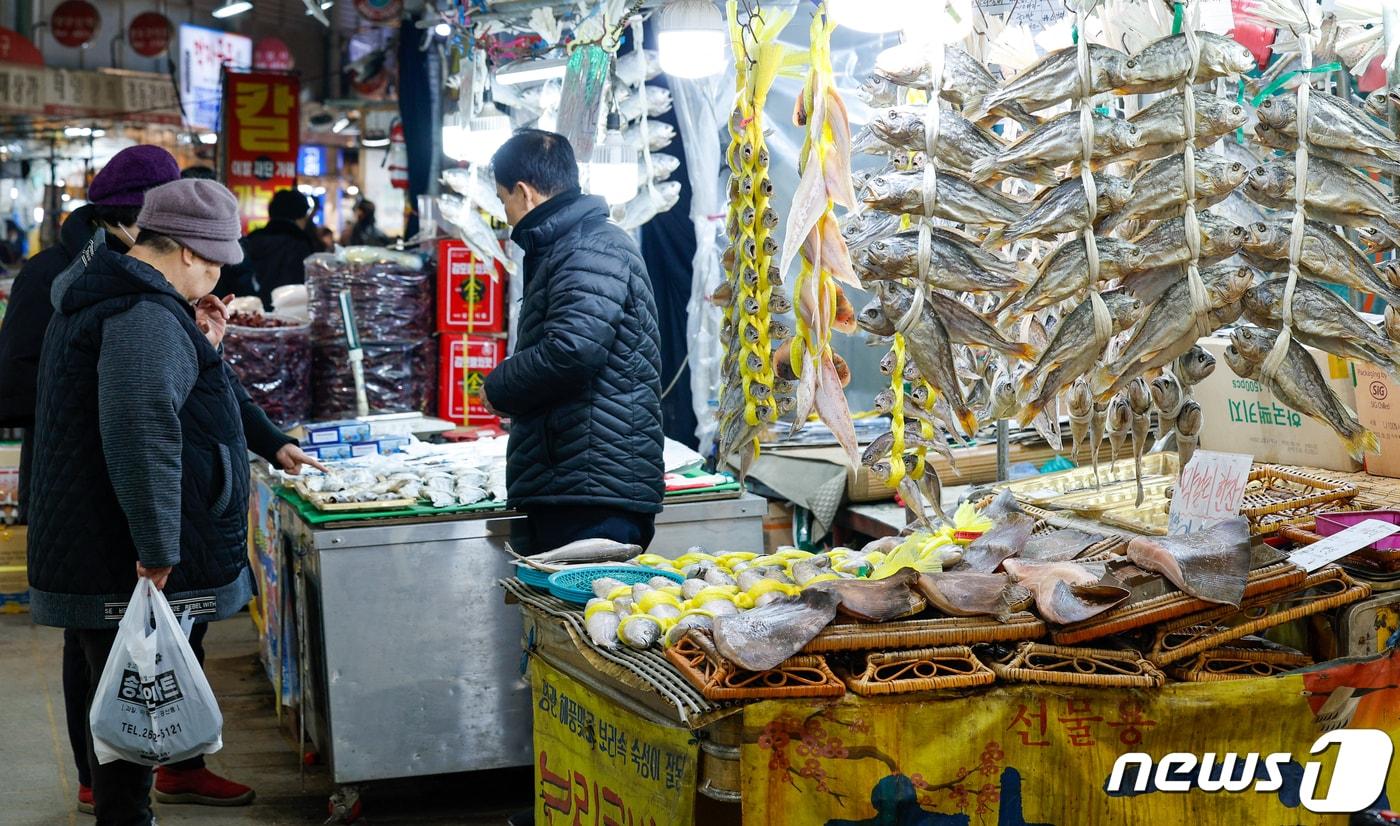 본문 이미지 - 서울 동대문구 경동시장에서 시민들이 장을 보고 있다. . 2024.1.4/뉴스1 ⓒ News1 안은나 기자