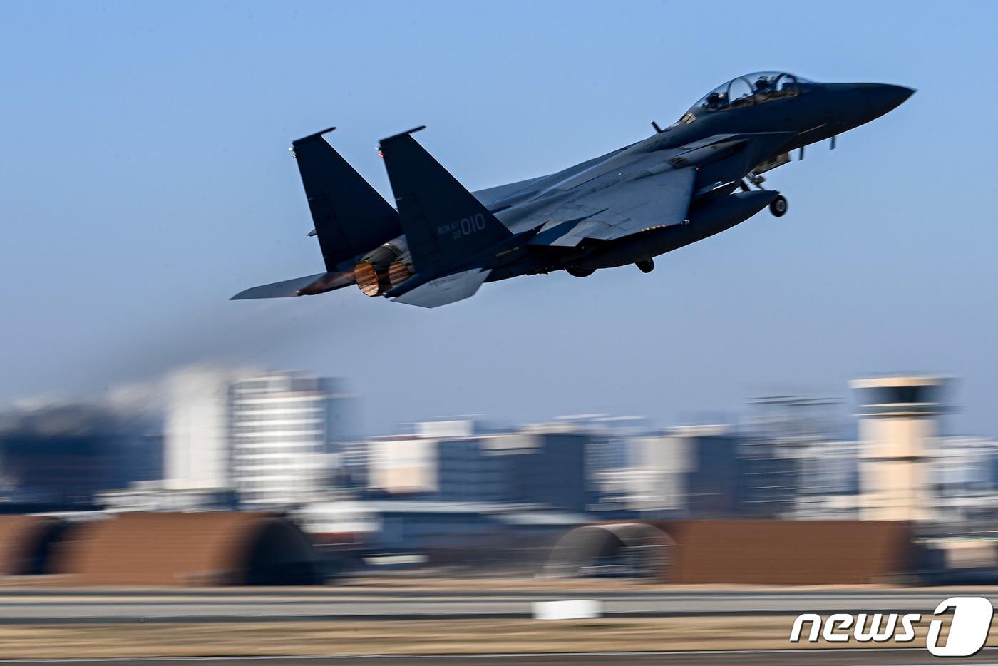 본문 이미지 - 긴급출격하는 F-15K. (공군 제공) 2024.1.4/뉴스1