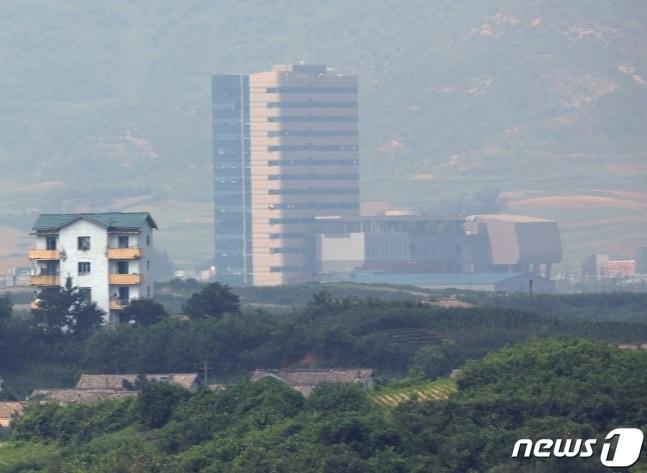 본문 이미지 - 경기도 파주시 판문점 3초소에서 북한의 개성공단지원센터가 보이고 있다. 2022.7.19/뉴스1 ⓒ News1 사진공동취재단
