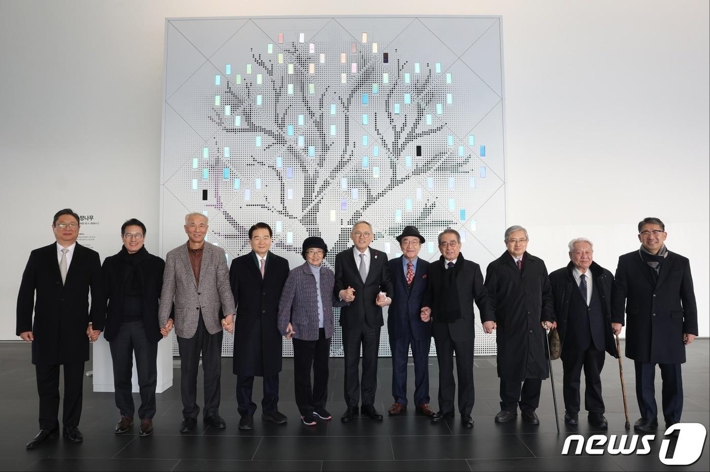 본문 이미지 - 유인촌 장관이 역대 문화체육관광부 장관들과 만나 미래 문화전략을 논의했다. 문화체육관광부 제공.