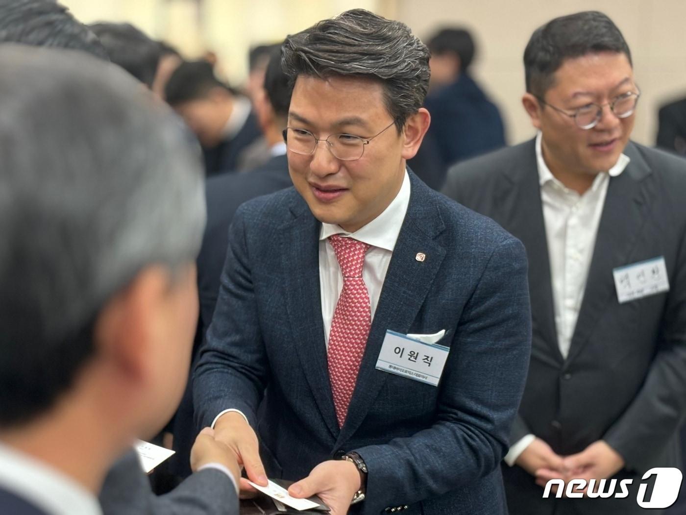 본문 이미지 - 이원직 롯데바이오로직스 대표가 4일 약계 신년교례회에 참석해 제약회사 오너들과 인사를 나누고 있다./뉴스1