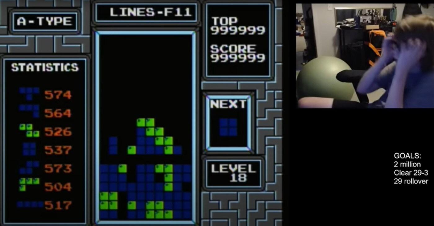지난달 21일 미국 오클라호마주(州)에 사는 윌리스 깁슨(13)이 테트리스 게임을 플레이하던 도중 코딩의 한계로 종료되는 이른바 '킬 스크린창(999999)'을 보고 환호하는 모습(유튜브 'Blue Scuti' 갈무리). 2023.12.21.