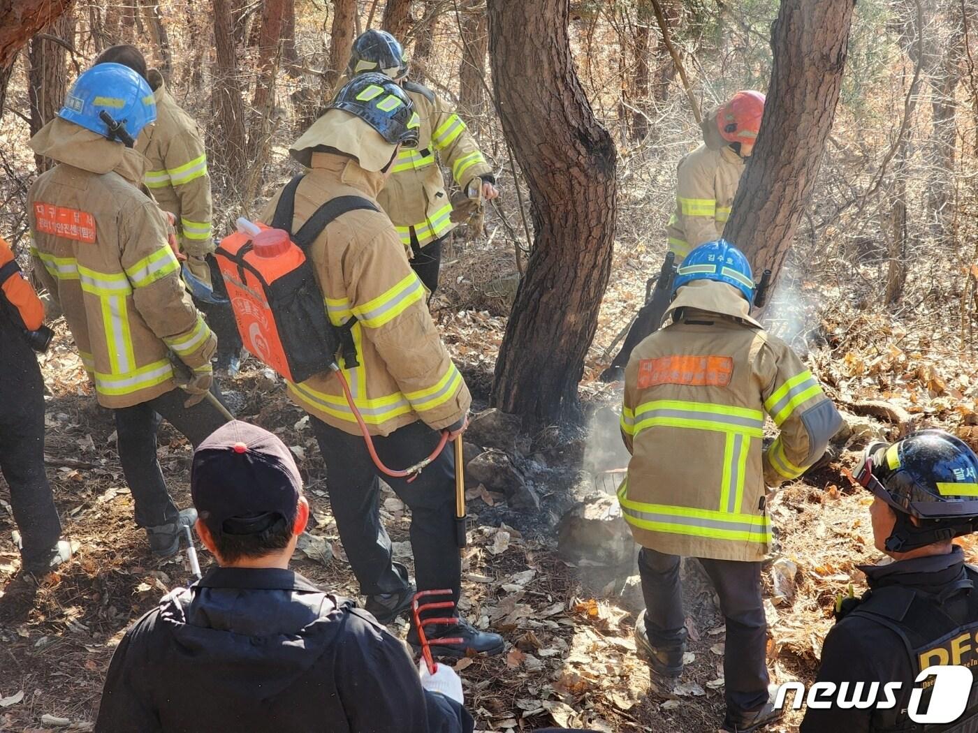 본문 이미지 - 4일 오후 2시32분쯤 대구 앞산 5부 능선 인근에서 원인을 알 수 없는 화재가 발생해 소방관들이 진화작업을 벌이고 있다. (대구소방본부 제공)