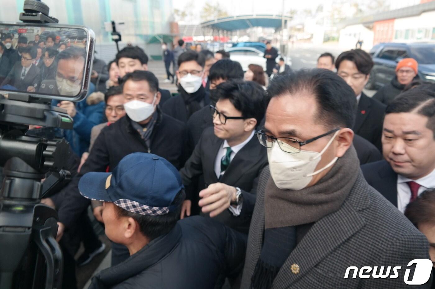 본문 이미지 - 4일 충북 청주시 장애인스포츠센터에서 열린 국민의힘 충북도당 신년인사회에 참석한 한동훈 비대위원장이 경찰 경호를 받으며 이동하는 있다. 2024.1.4./뉴스1 ⓒ News1 임양규 기자