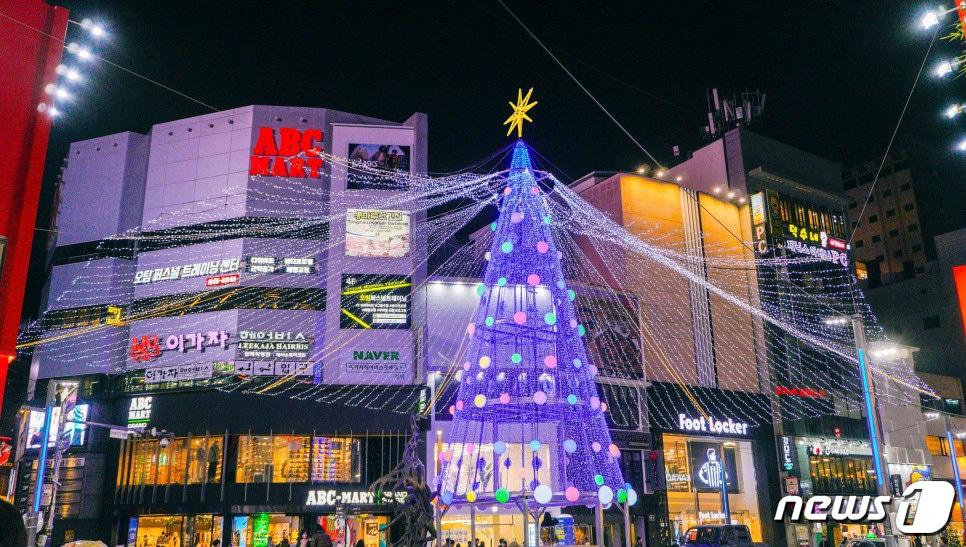 본문 이미지 - 부산 중구 광복로 겨울빛 트리축제 모습.(동서대 제공)