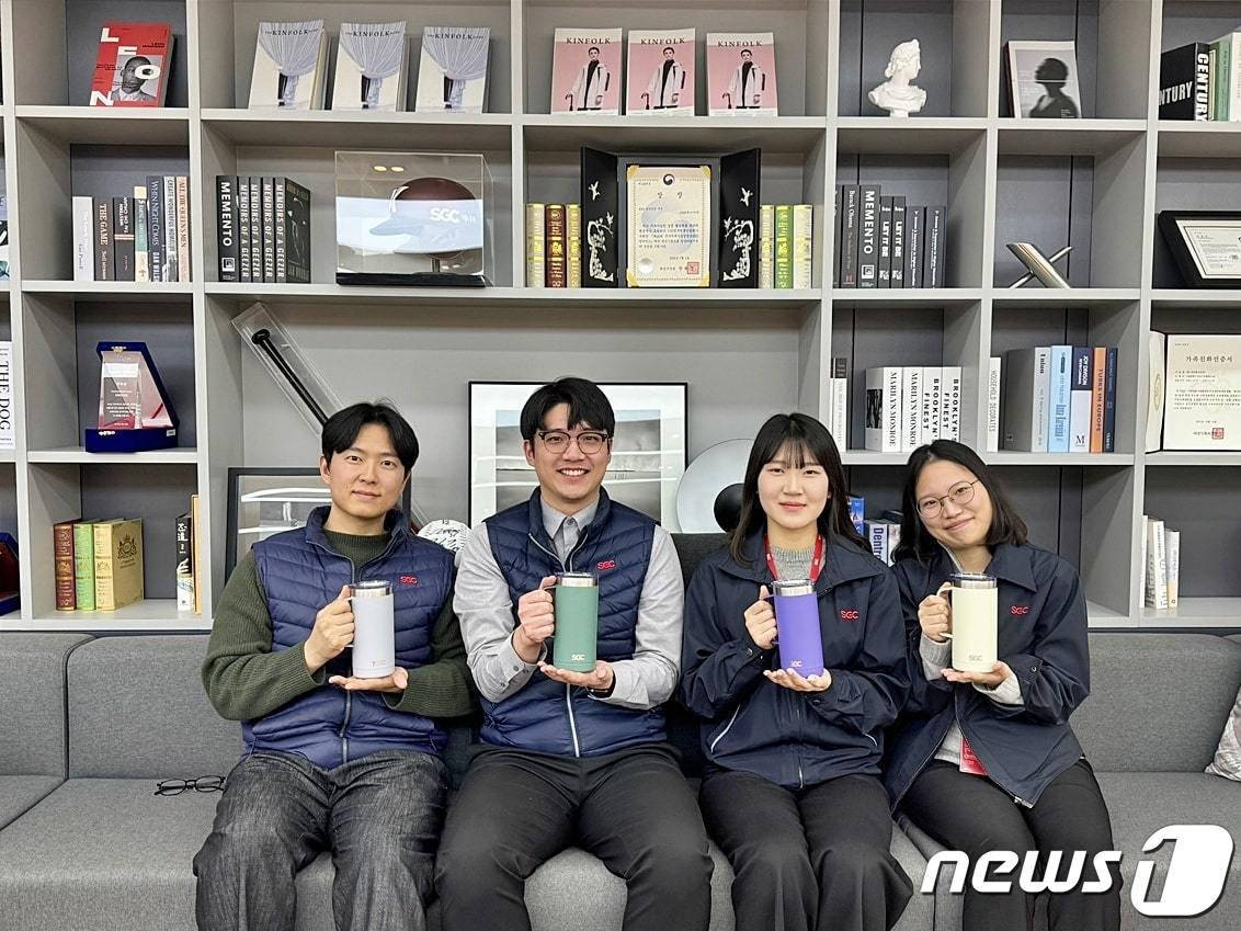 본문 이미지 - SGC그룹 임직원들이 나눠 받은 친환경 텀블러를 들고 기념촬영을 하고 있다.(SGC그룹 제공)