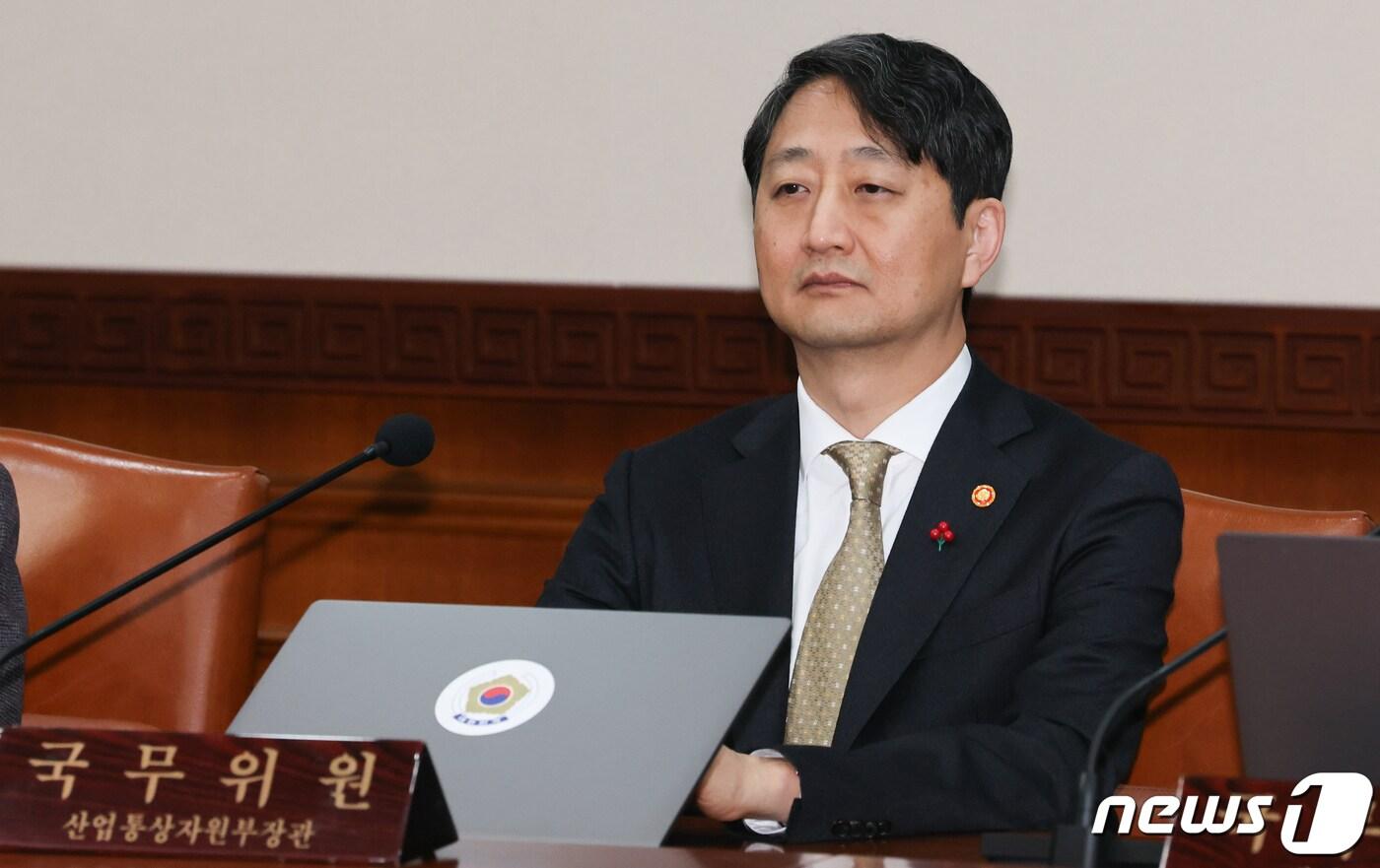 안덕근 신임 산업통상자원부 장관이 5일 서울 종로구 정부서울청사에서 열린 임시 국무회의에 참석해 있다. 정부는 이날 임시 국무회의를 열고 국회에서 이송된 '김건희 여사 특검법' 등 이른바 '쌍특검법'에 대한 재의요구권(거부권)을 심의했다. 2024.1.5/뉴스1 ⓒ News1 허경 기자