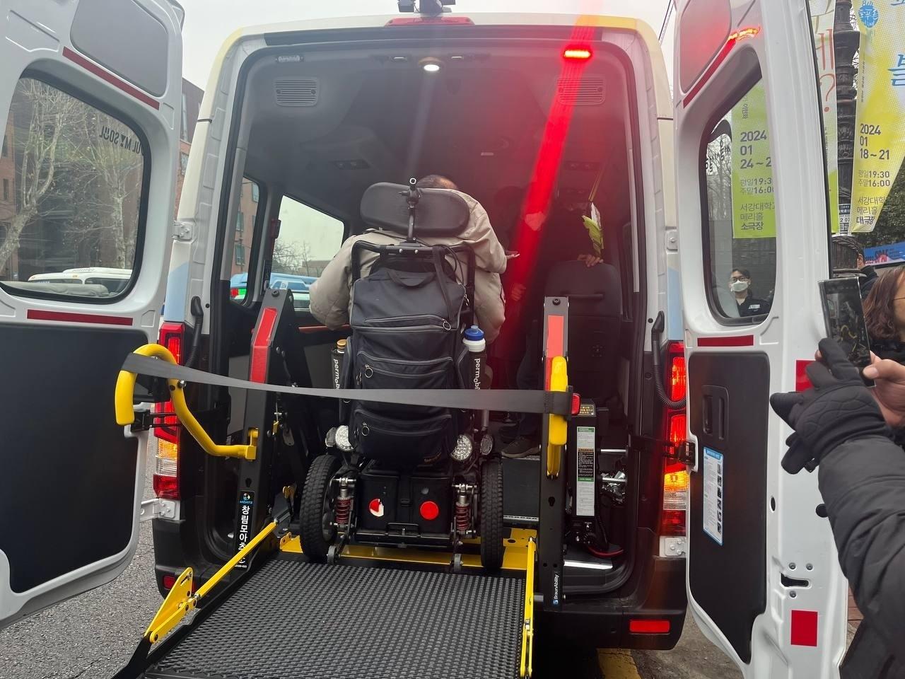 본문 이미지 - 이규식 공동대표가 연행돼 경찰차에 오르고 있다. (전장연 제공)