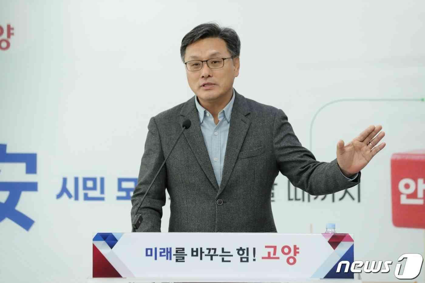 본문 이미지 - 지난해 11월 24일 오전 고양시청에서 열린 기자회견에서 이정형 제2부시장이 시청사 이전과 관련해 전날 경기도의 재정투자심사 재검토 결정에 대한 입장을 밝히고 있다.