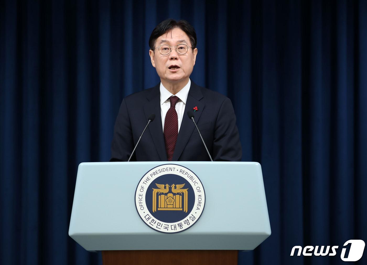 본문 이미지 - 이관섭 비서실장이 5일 용산 대통령실 청사 브리핑룸에서 김건희 여사·대장동 특검법(쌍특검법)에 대한 재의요구안(거부권) 의결과 관련한 브리핑을 하고 있다. 2024.1.5/뉴스1 ⓒ News1 오대일 기자