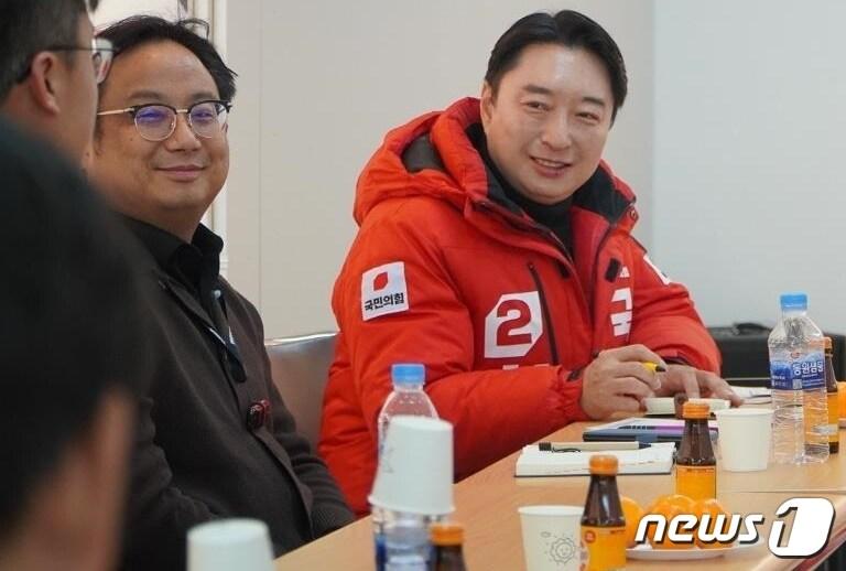 본문 이미지 - 경북청년CEO협회원들과 간담회하는 최우영 구미을 예비후보/뉴스1