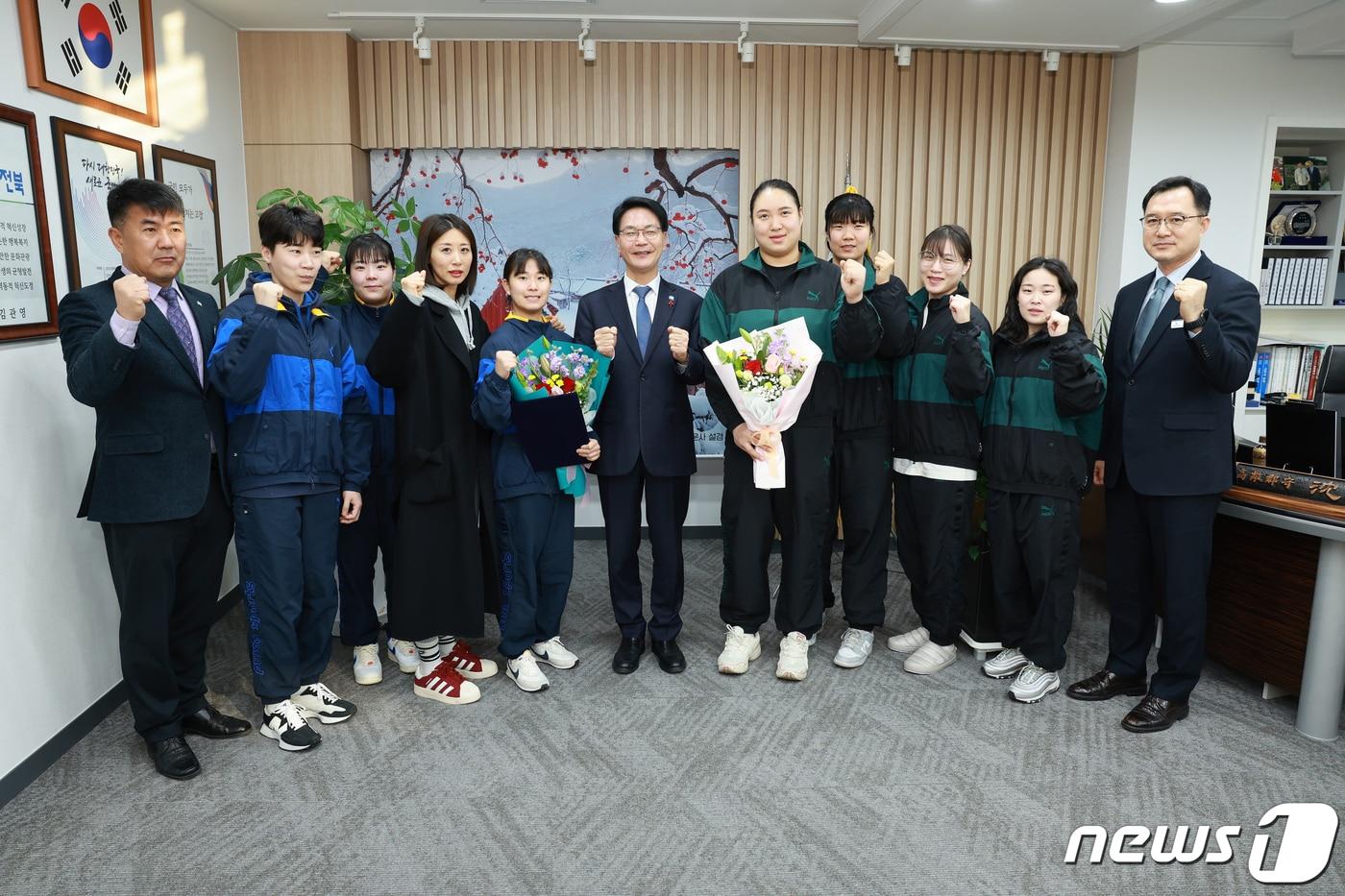 전북 고창군은 각종 대회에서 우수한 성적을 거두고 있는 성장 잠재력이 있는 -48㎏급 라희원, +78㎏급 엄다현 선수를 영입하고 임용장을 수여했다.(고창군 제공)2024.1.5/뉴스1