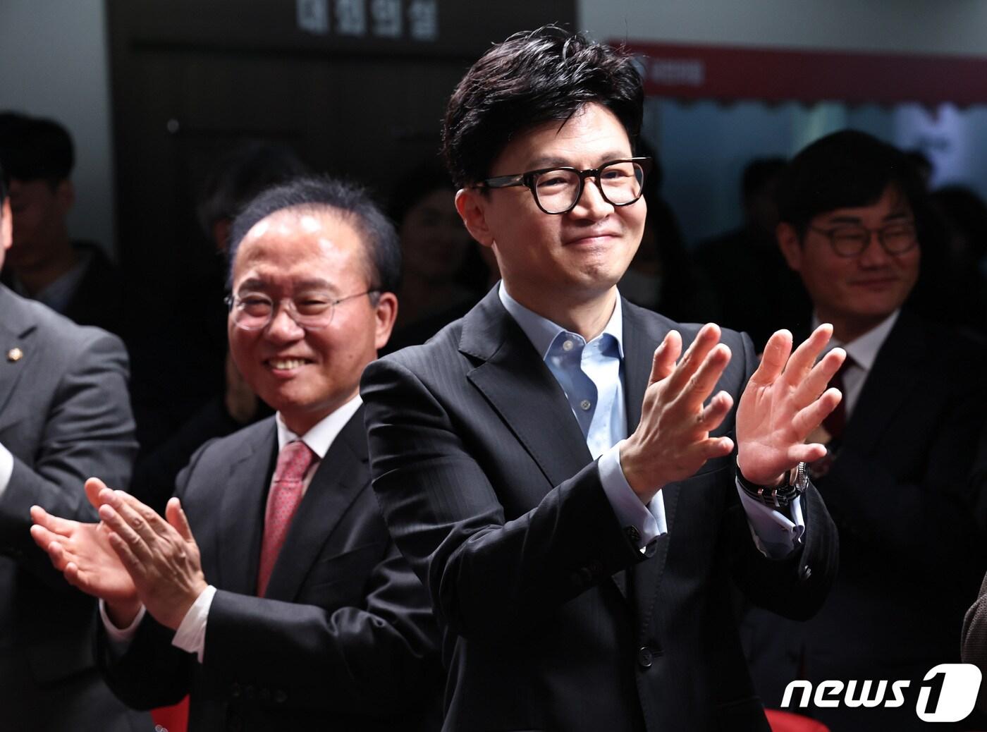 본문 이미지 - 국민의힘 한동훈 비상대책위원장(오른쪽)과 윤재옥 원내대표가 5일 오전 서울 여의도 중앙당사에서 열린 2024 국민의힘 사무처당직자 시무식에서 기념촬영을 마친 뒤 손뼉을 치고 있다. 2024.1.5/뉴스1 ⓒ News1 구윤성 기자