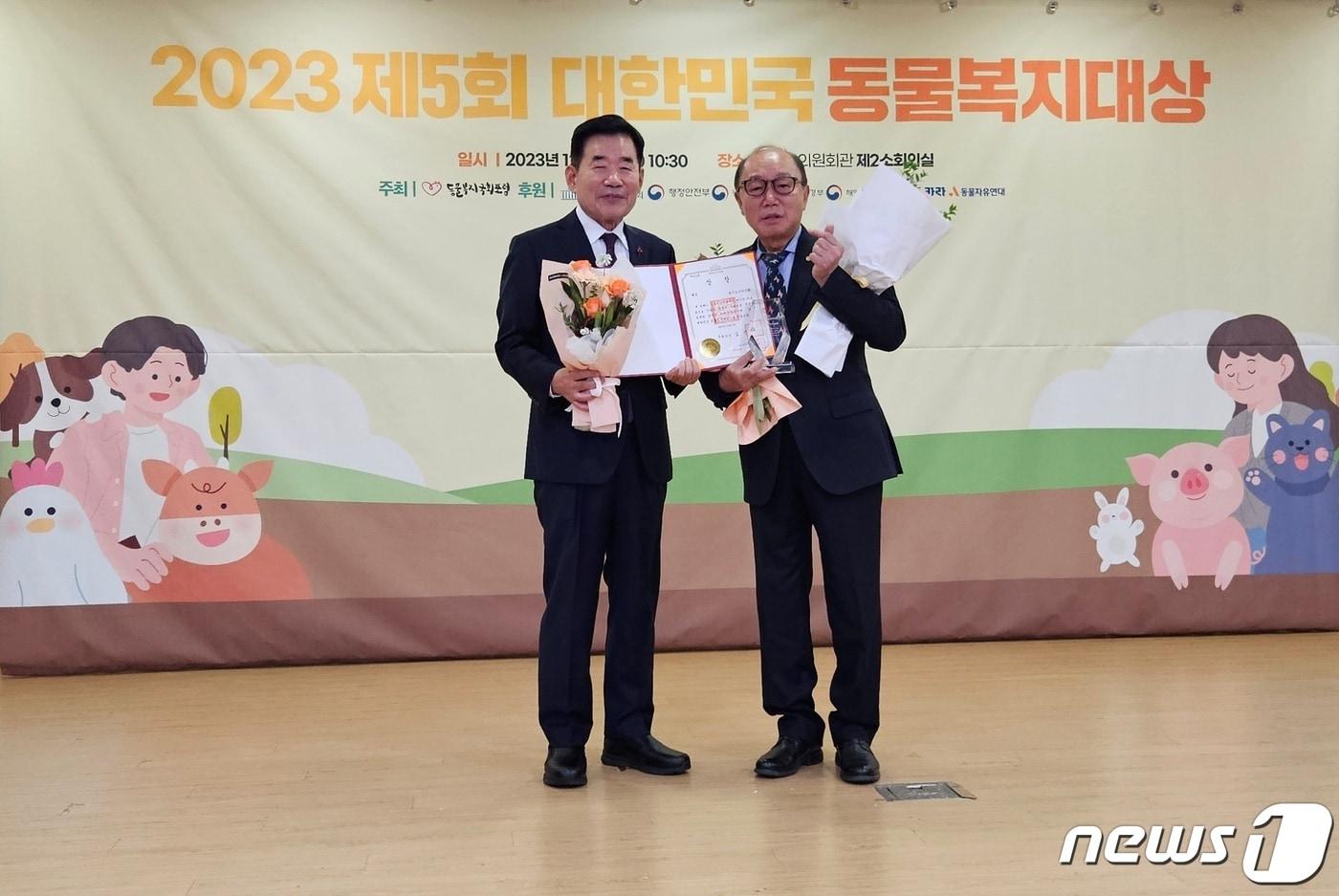 본문 이미지 - 6일 서울 영등포구 국회의원회관에서 국회의장상을 수상한 이성식 경기도수의사회장(오른쪽)이 김진표 국회의장과 기념사진을 찍고 있다. ⓒ 뉴스1 최서윤 기자