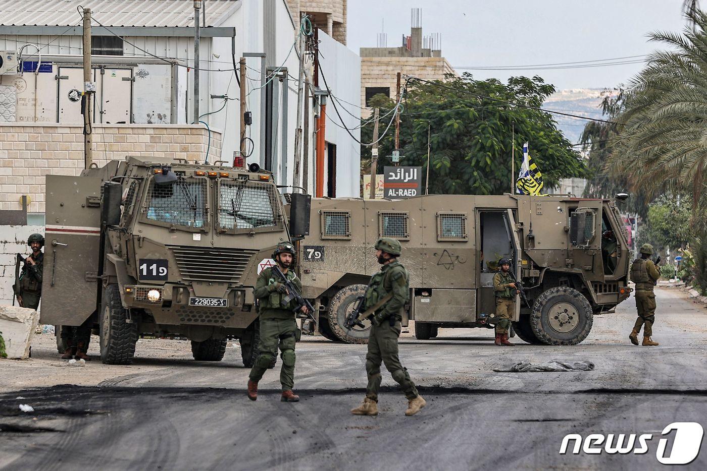 4일 &#40;현지시간&#41; 팔레스타인 무장 정파 하마스의 전쟁 중인 이스라엘 군이 요르단 강 서안 지구 인근 툴카름에 있는 누르 샴스 난민 캠프에서 공격 중 경비를 하고 있다. 2024.1.5 &lt;자료사진&gt;ⓒ AFP=뉴스1 ⓒ News1 우동명 기자