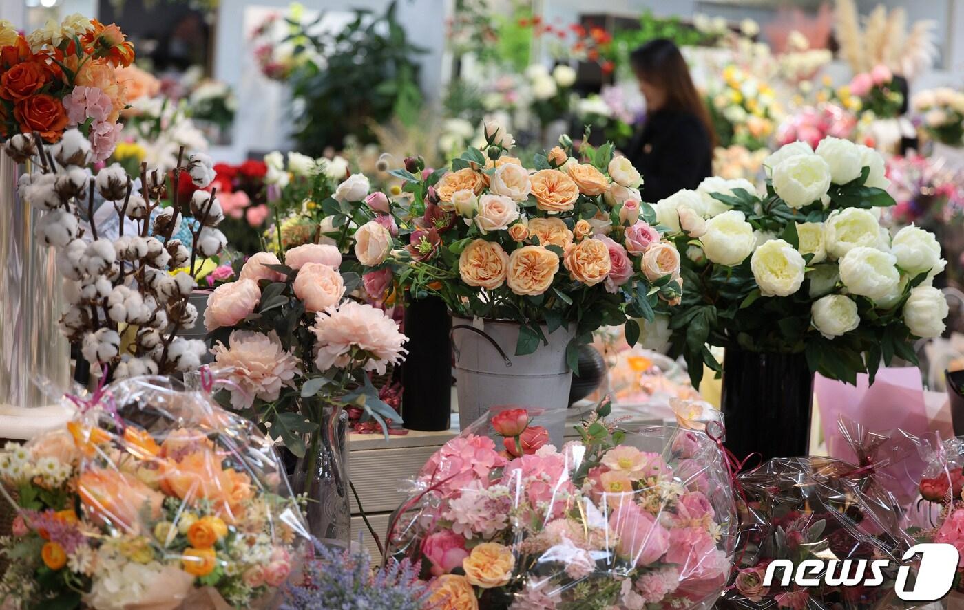본문 이미지 - 서울 서초구 양재꽃시장을 찾은 시민들이 꽃을 고르고 있다. 2024.1.5/뉴스1 ⓒ News1 신웅수 기자