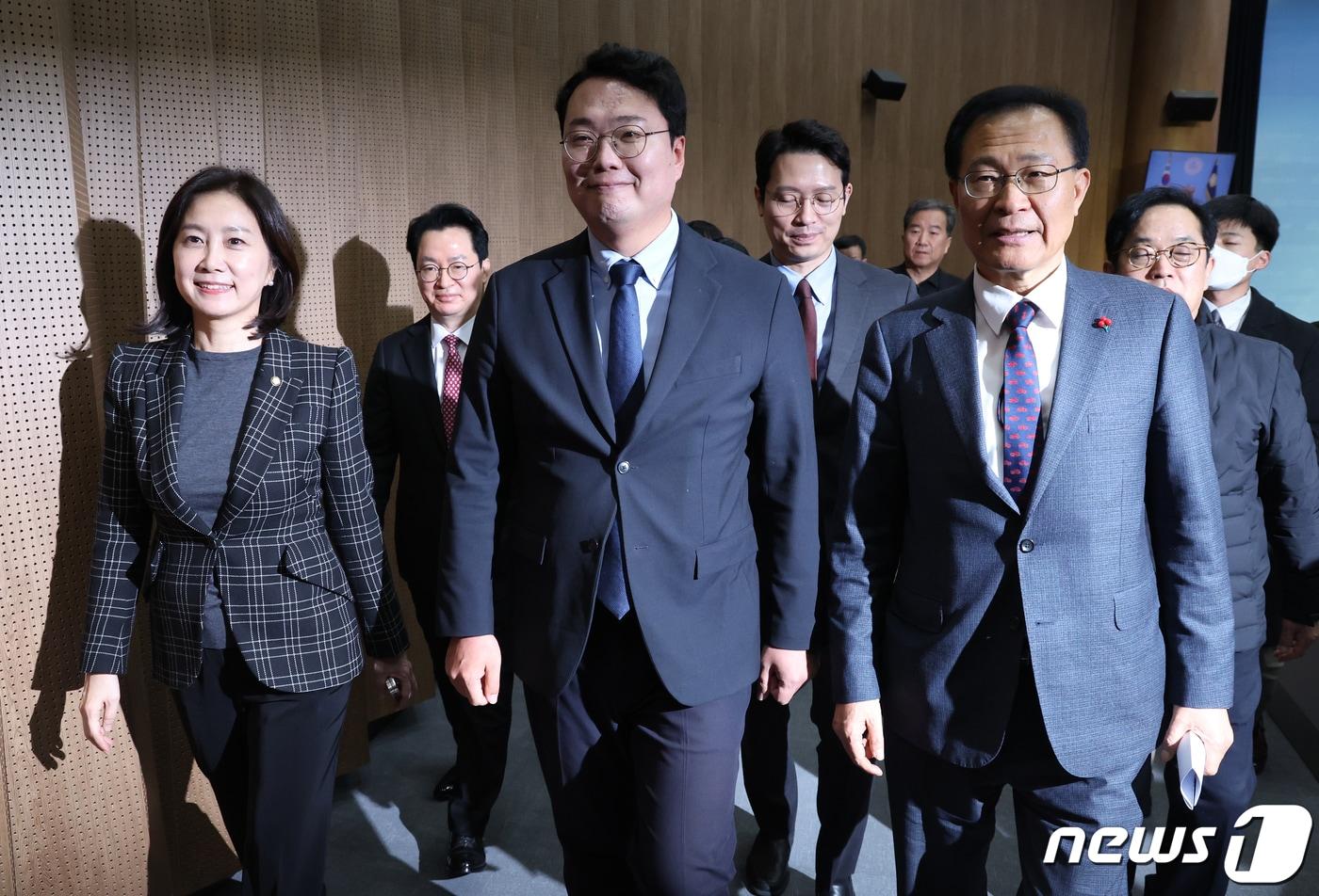 본문 이미지 - 천하람·허은아·이기인 가칭 개혁신당 창당준비위원장과 문병호 전 의원이 5일 서울 여의도 국회 소통관에서 열린 개혁신당 입당 기자회견을 마치고 회견장을 나서고 있다. 2024.1.5/뉴스1 ⓒ News1 송원영 기자