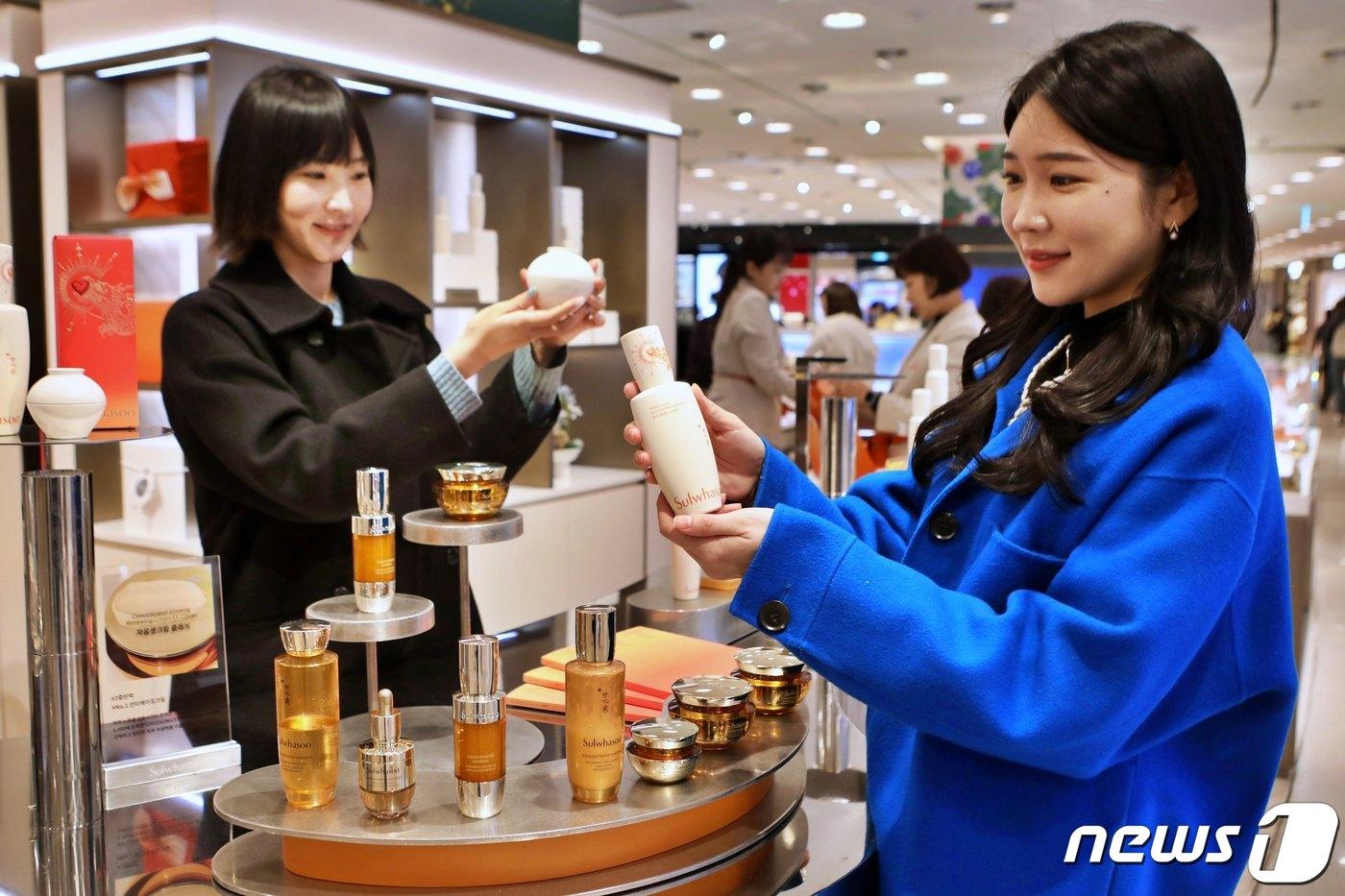 롯데백화점 본점 지하 1층 설화수 매장을 구경 중인 고객 연출. (롯데백화점 제공)/