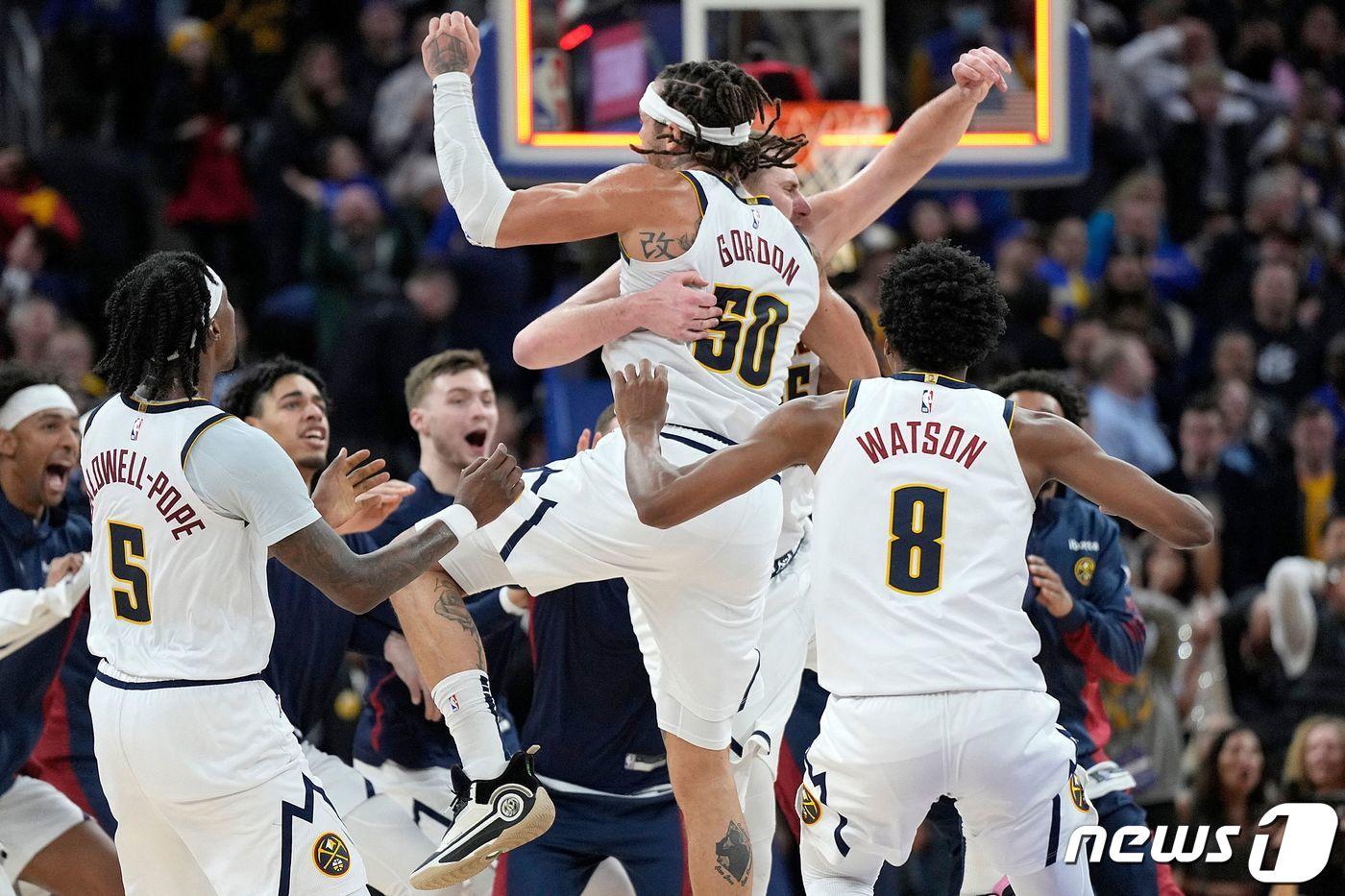 본문 이미지 - 극적인 승리 후 환호하는 덴버 선수단. ⓒ AFP=뉴스1