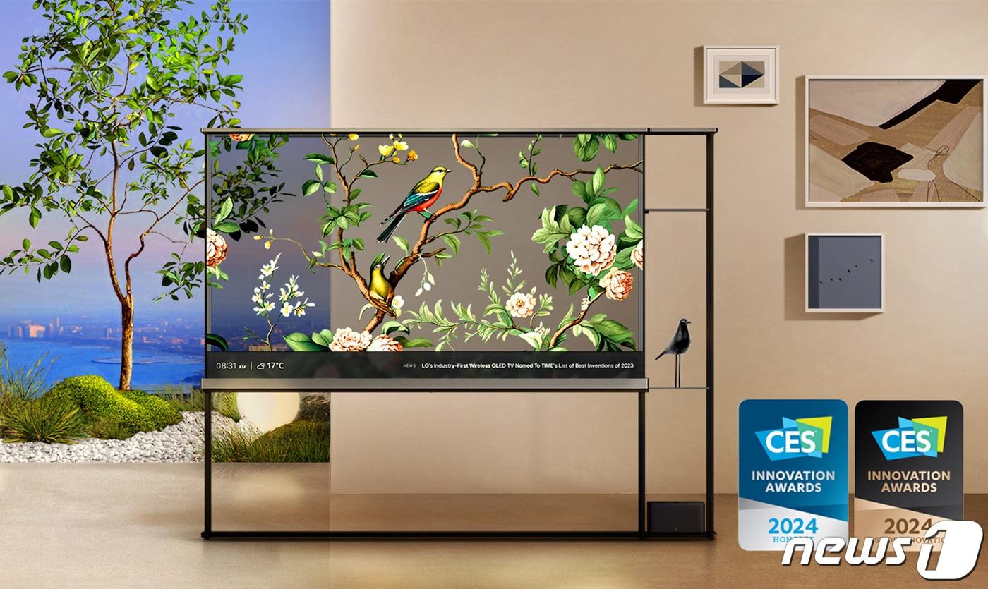  LG전자가 CES 2024에서 세계 최초의 무선 투명 올레드 TV를 공개한다.  'LG 시그니처 올레드 T'는 TV를 껐을 때 투명한 유리처럼 그 너머 공간을 보여줘 개방감이 뛰어날 뿐만 아니라 77형 4K 올레드 TV로서의 뛰어난 화질도 즐길 수 있다.  (LG전자 제공)