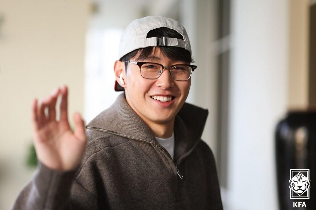 본문 이미지 - 5일 아부다비 클린스만호에 합류한 이강인 (대한축구협회 제공)