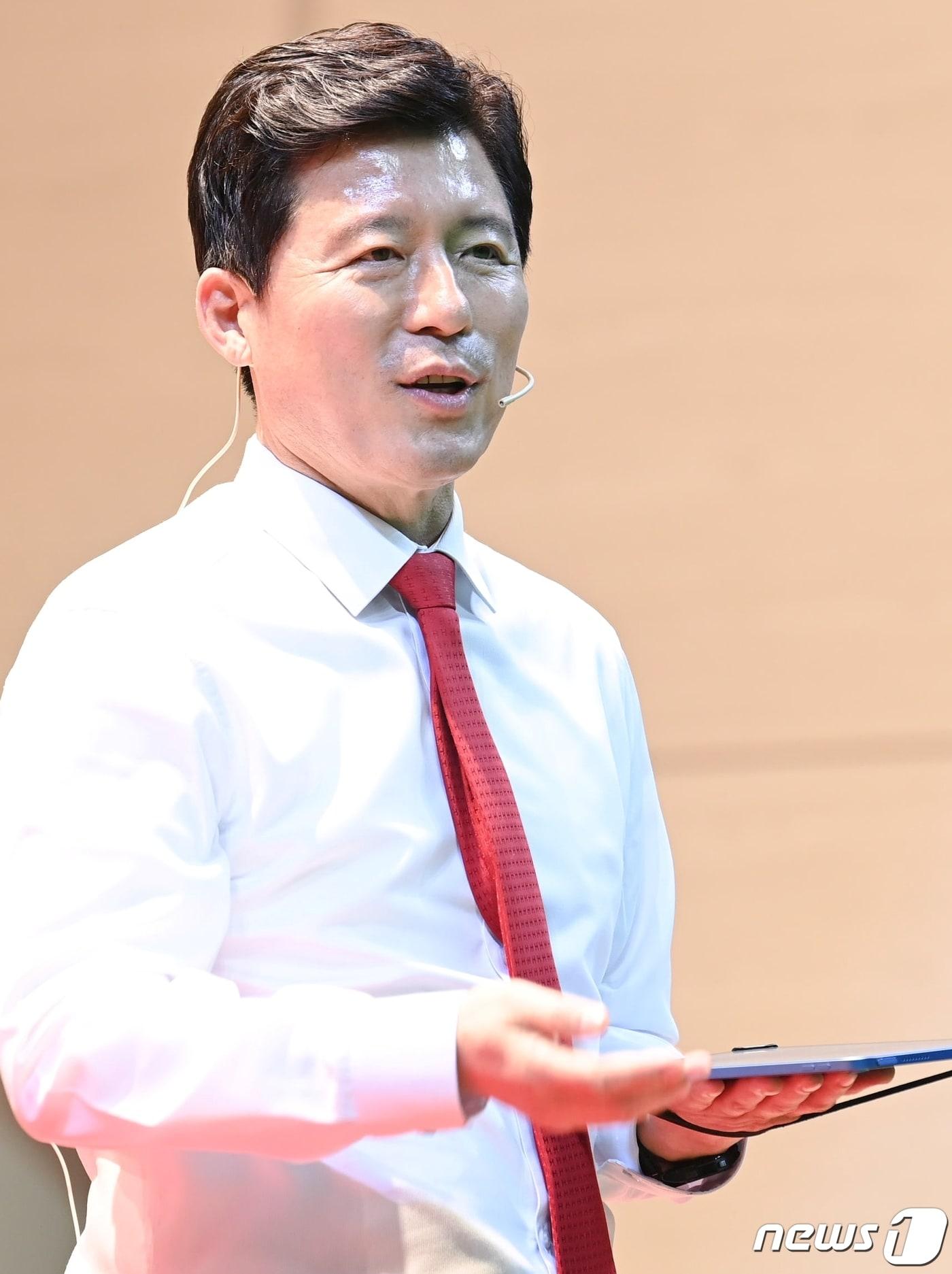 본문 이미지 - 지난 1월5일 구미시복합스포츠센터에서 열린 의정보고회에서 구자근 국민의힘 의원이 지난 4년간 의정성과 등을 설명하고 있다.2024.1.5/뉴스1 ⓒ News1 정우용 기자
