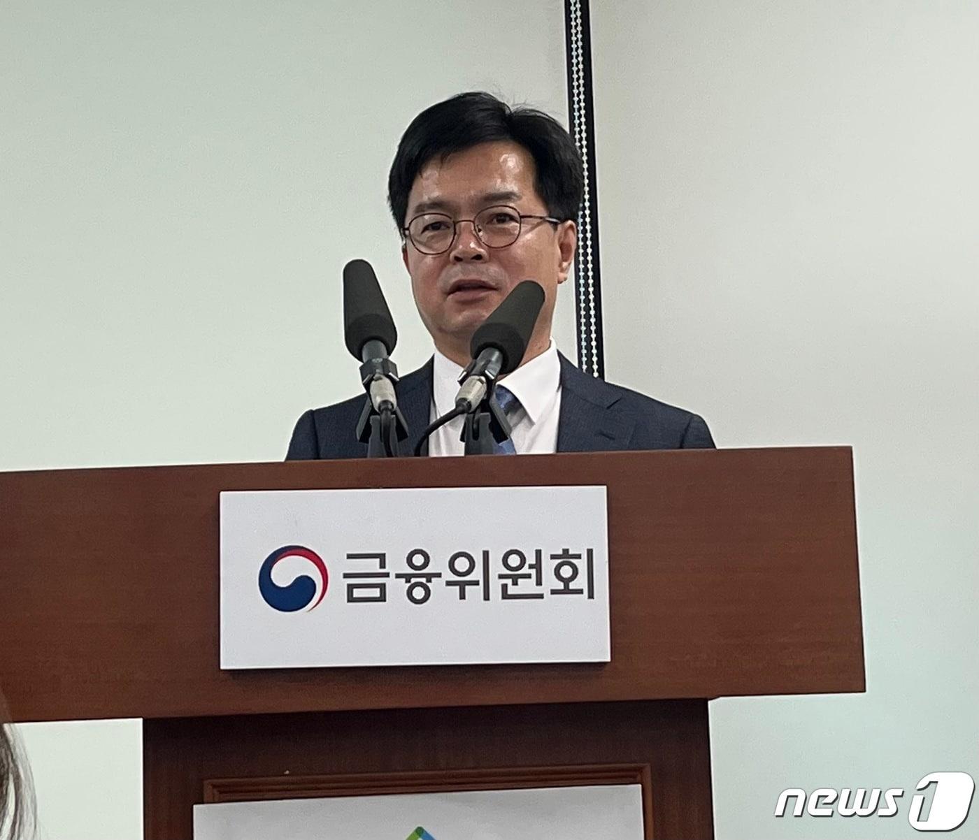 본문 이미지 - 신진창 금융위원회 금융산업국장이 '온라인·원스톱 대환대출 인프라'에 대해 설명하고 있다. / 뉴스1 ⓒ News1 신민경 기자