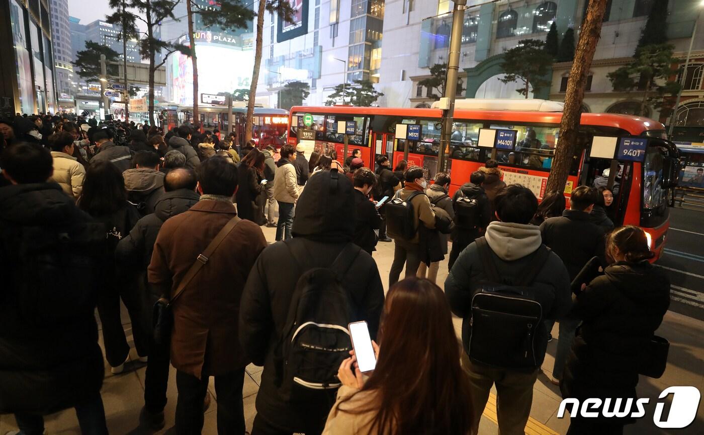 서울 명동 일대서 경기도 광역버스를 탑승하기 위해 기다리는 도민들. (자료사진) 2024.1.5/뉴스1 ⓒ News1 