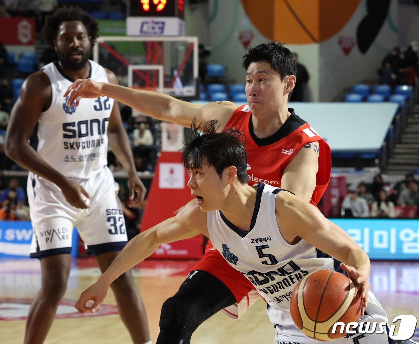 본문 이미지 - 5일 오후 서울 송파구 잠실학생체육관서 열린 '2023-2024 정관장 프로농구' 서울SK와 고양 소노의 경기에서 소노 한호빈이 골밑 돌파를 하고 있다. 2024.1.5/뉴스1 ⓒ News1 김명섭 기자