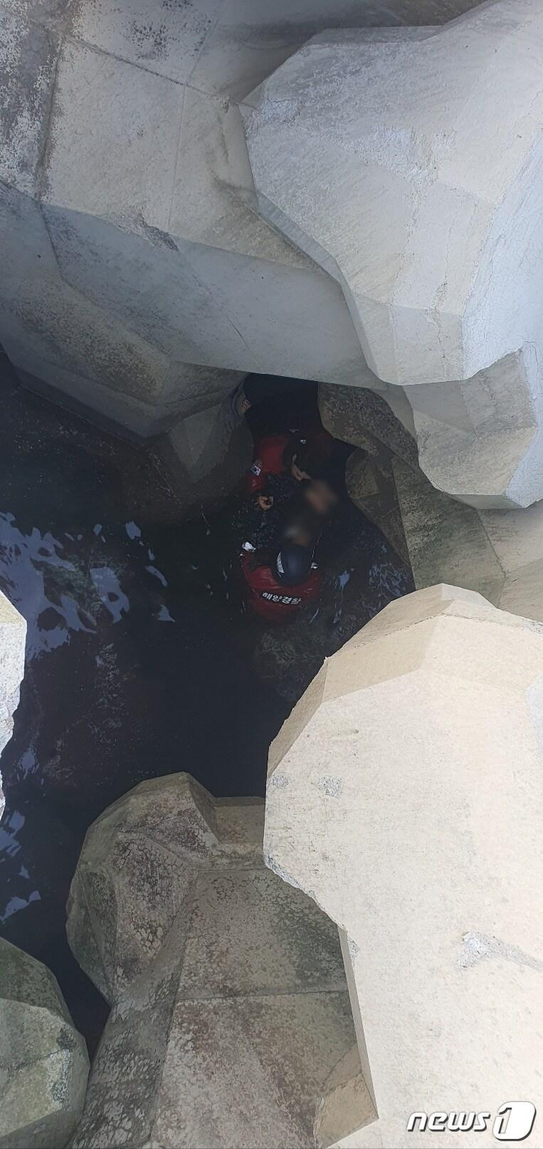 본문 이미지 - 5일 오후 2시44분쯤 경북 포항시 남구 양포항 방파제 테트라포드 위에서 70대 A씨가 10m아래 바다로 추락했다. 신고를 받은 포항해경구조대가 A씨를 구조하고 있다.(포항해양경찰서 제공)2024.1.5/뉴스1 