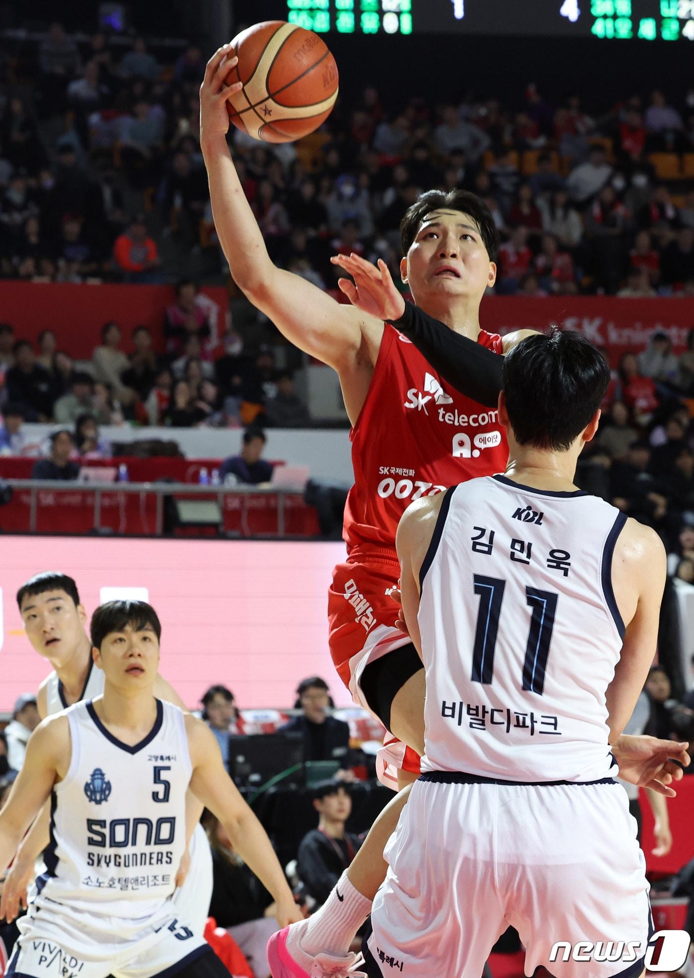 본문 이미지 - 슛을 시도하는 프로농구 서울 SK 안영준. 2024.1.5/뉴스1 ⓒ News1 김명섭 기자