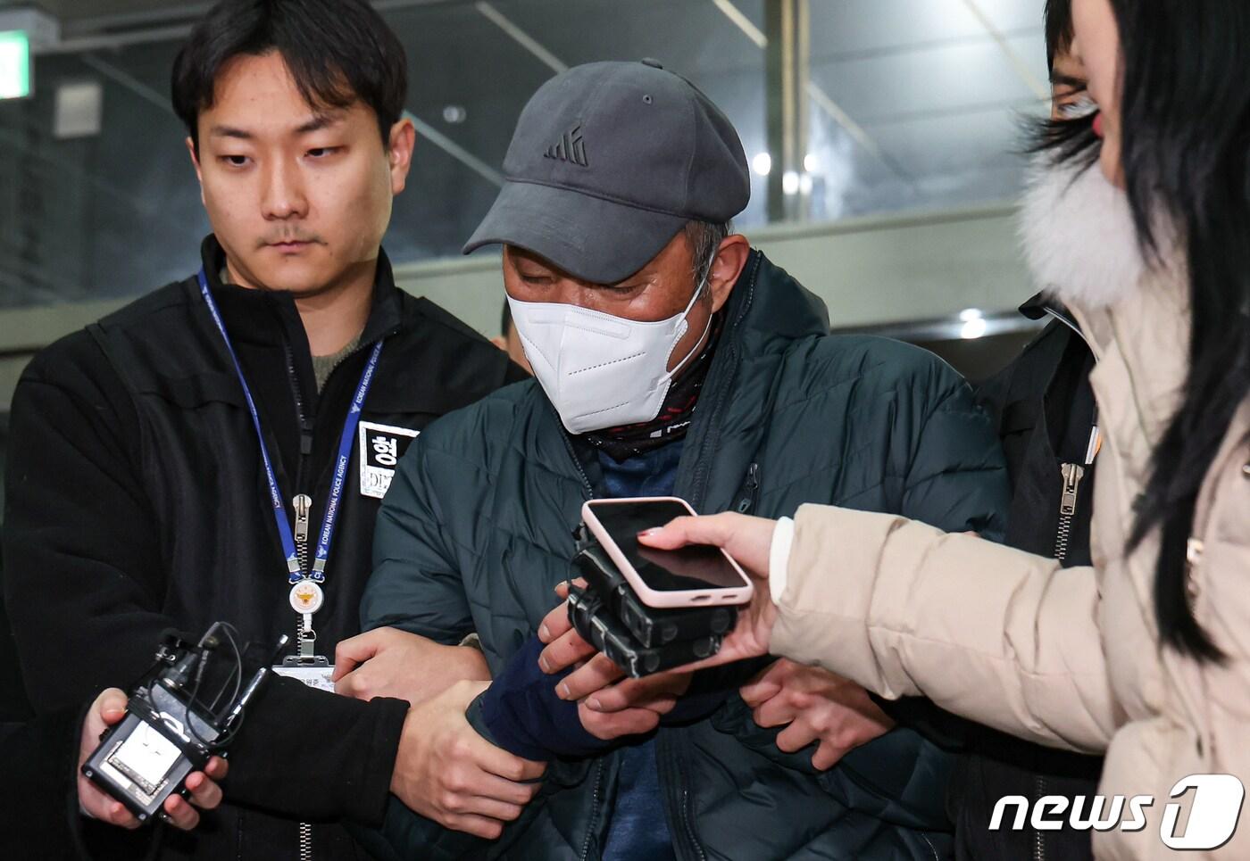 본문 이미지 - 경기도 고양시와 양주시에서 60대 다방 업주 2명을 잇따라 살해한 혐의를 받는 이 모 씨가 5일 밤 강원도 강릉에서 검거돼 6일 새벽 경기 고양시 일산서부경찰서로 압송되고 있다.  2024.1.6/뉴스1 ⓒ News1 김도우 기자