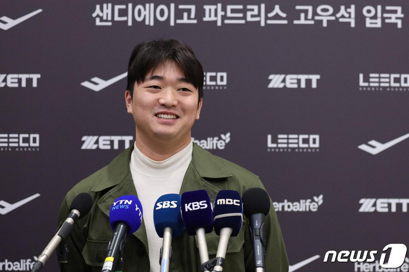 본문 이미지 - 메이저리그(MLB) 샌디에이고 파드리스와 계약한 고우석이 6일 오전 인천국제공항 2터미널을 통해 귀국 후 인터뷰를 하고 있다. 2024.1.6/뉴스1 ⓒ News1 신웅수 기자