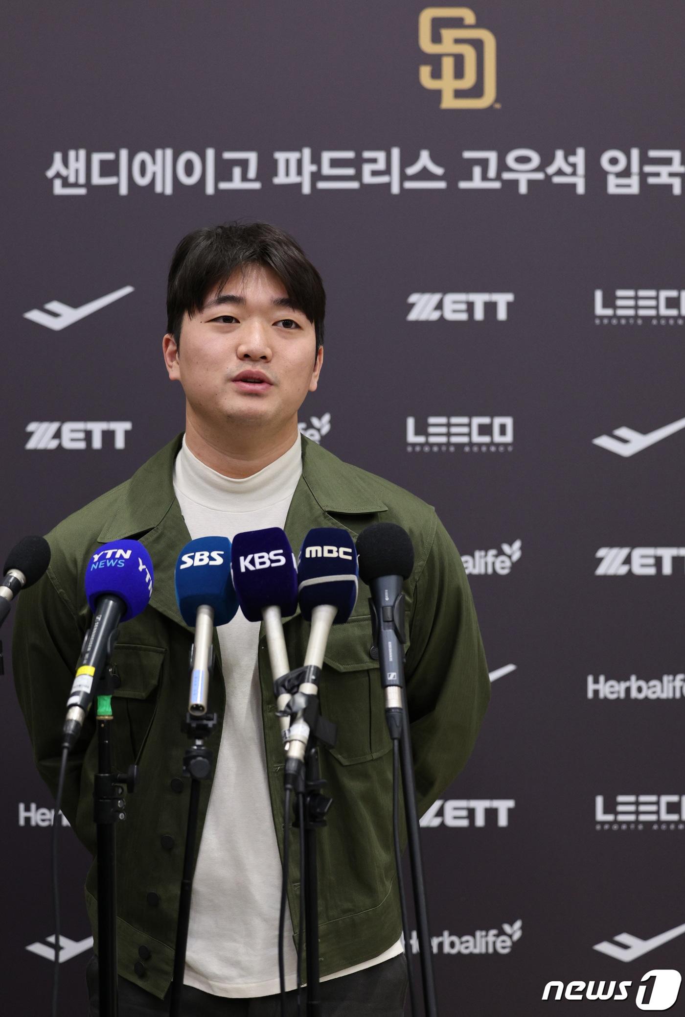 본문 이미지 - 메이저리그(MLB) 샌디에이고 파드리스와 계약한 고우석이 6일 오전 인천국제공항 2터미널을 통해 귀국 후 인터뷰를 하고 있다. 고우석은 지난해 LG 트윈스의 한국시리즈 우승을 이끈 뒤 메이저리그 진출을 타진했고 지난 4일 샌디에이고와 2+1년, 최대 940만달러(약 123억원) 계약을 체결했다. 2024.1.6/뉴스1 ⓒ News1 신웅수 기자