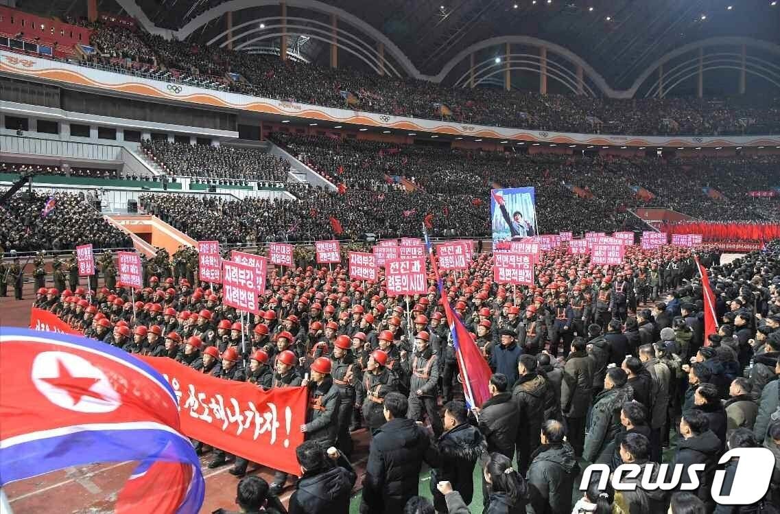 본문 이미지 - (평양 노동신문=뉴스1) = 북한 노동당 기관지 노동신문은 지난 5일 5월1일경기장에서 당 중앙위원회 제8기 제9차 전원회의 결정을 관철하기 위한 평양시궐기대회가 진행됐다고 6일 보도했다. [국내에서만 사용가능. 재배포 금지. DB 금지. For Use Only in the Republic of Korea. Redistribution Prohibited] rodongphoto@news1.kr