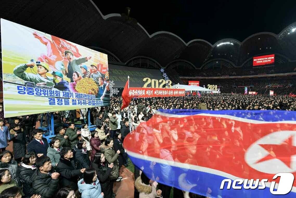 본문 이미지 - &#40;평양 노동신문=뉴스1&#41; = 북한 노동당 기관지 노동신문은 지난 5일 5월1일경기장에서 당 중앙위원회 제8기 제9차 전원회의 결정을 관철하기 위한 평양시궐기대회가 진행됐다고 6일 보도했다. [국내에서만 사용가능. 재배포 금지. DB 금지. For Use Only in the Republic of Korea. Redistribution Prohibited] rodongphoto@news1.kr