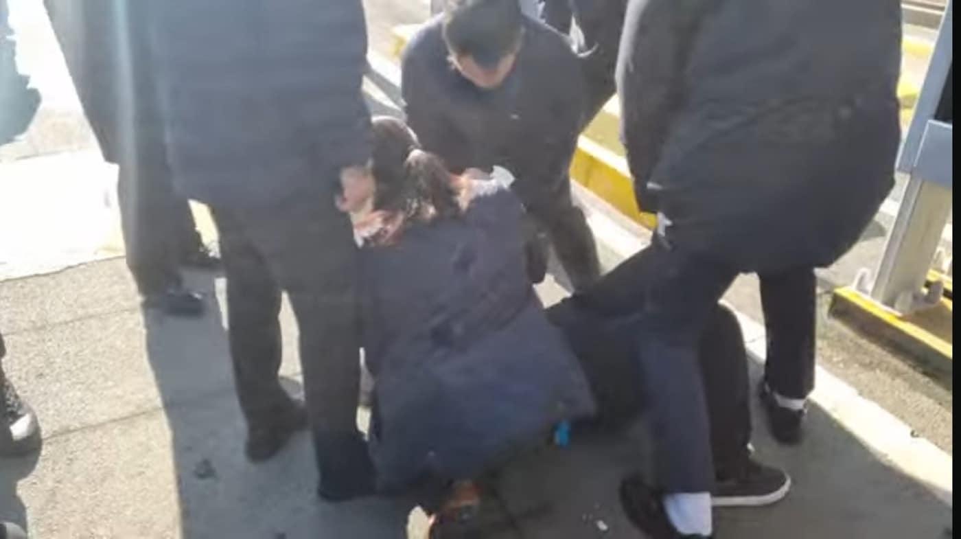 본문 이미지 - 6일 오후 용산 대통령실 앞에서 시위하다가 연행되는 대진연 회원. (자료=대진연 유튜브)