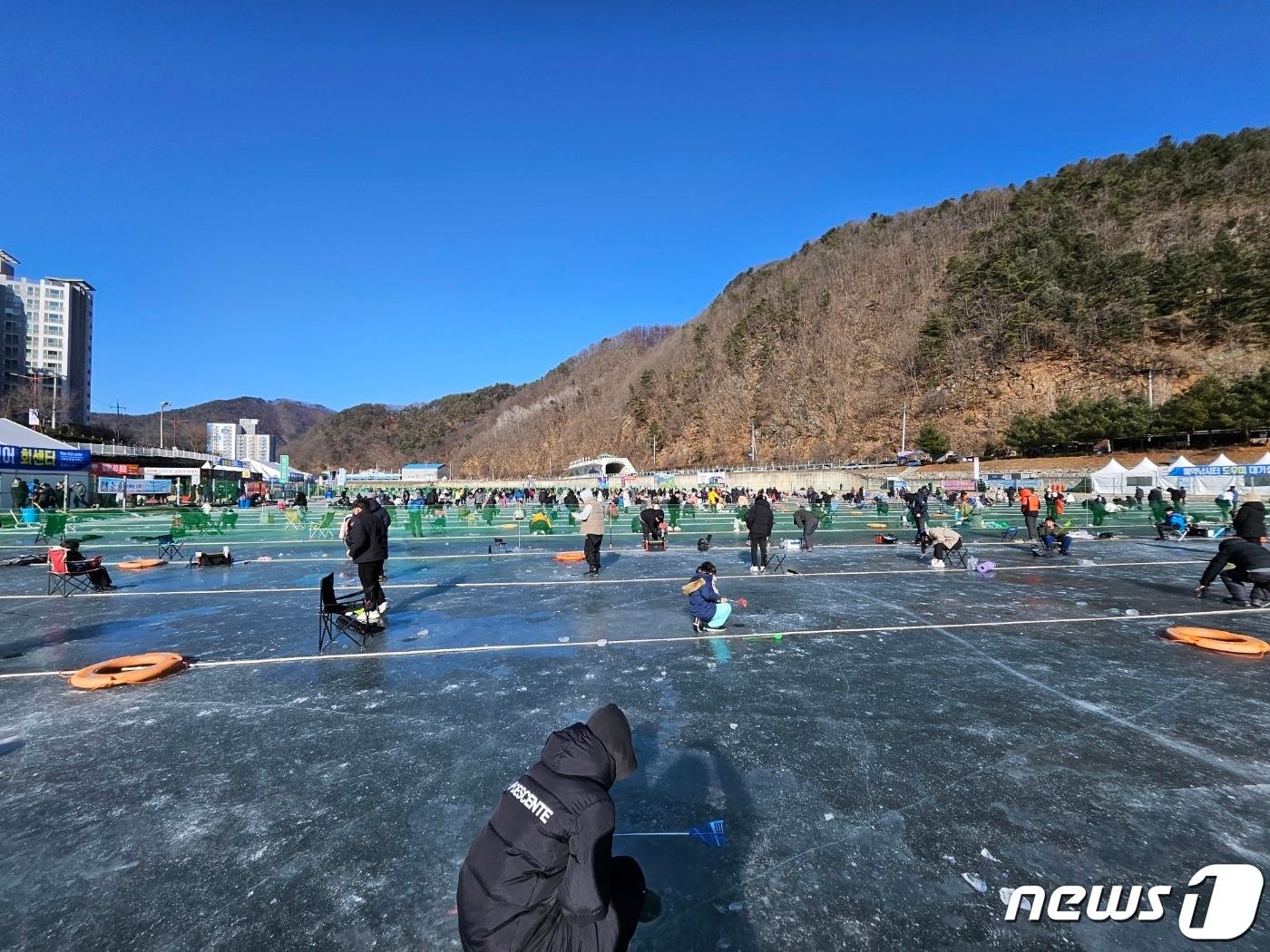 본문 이미지 - 2024 얼음나라 화천산천어축제 개장 첫날인 6일 화천천에서 관광객들이 얼음낚시를 즐기고 있다.2024.1.6 한귀섭 기자