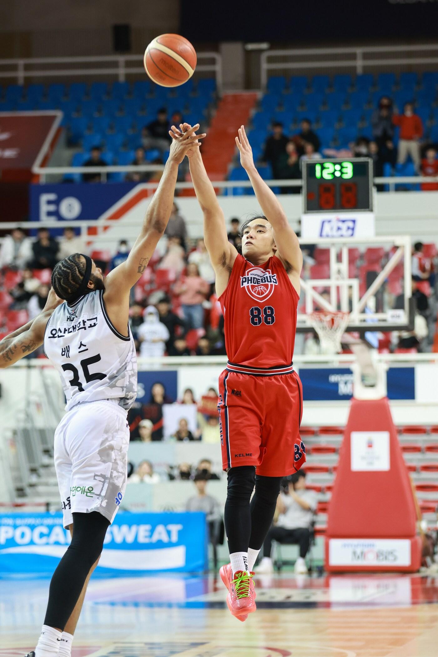 본문 이미지 - 울산 현대모비스의 미구엘 안드레 옥존(오른쪽)이 6일 울산 동천체육관에서 열린 2023-24 프로농구 수원 KT전에서 역전 결승 3점슛을 넣었다. (KBL 제공)
