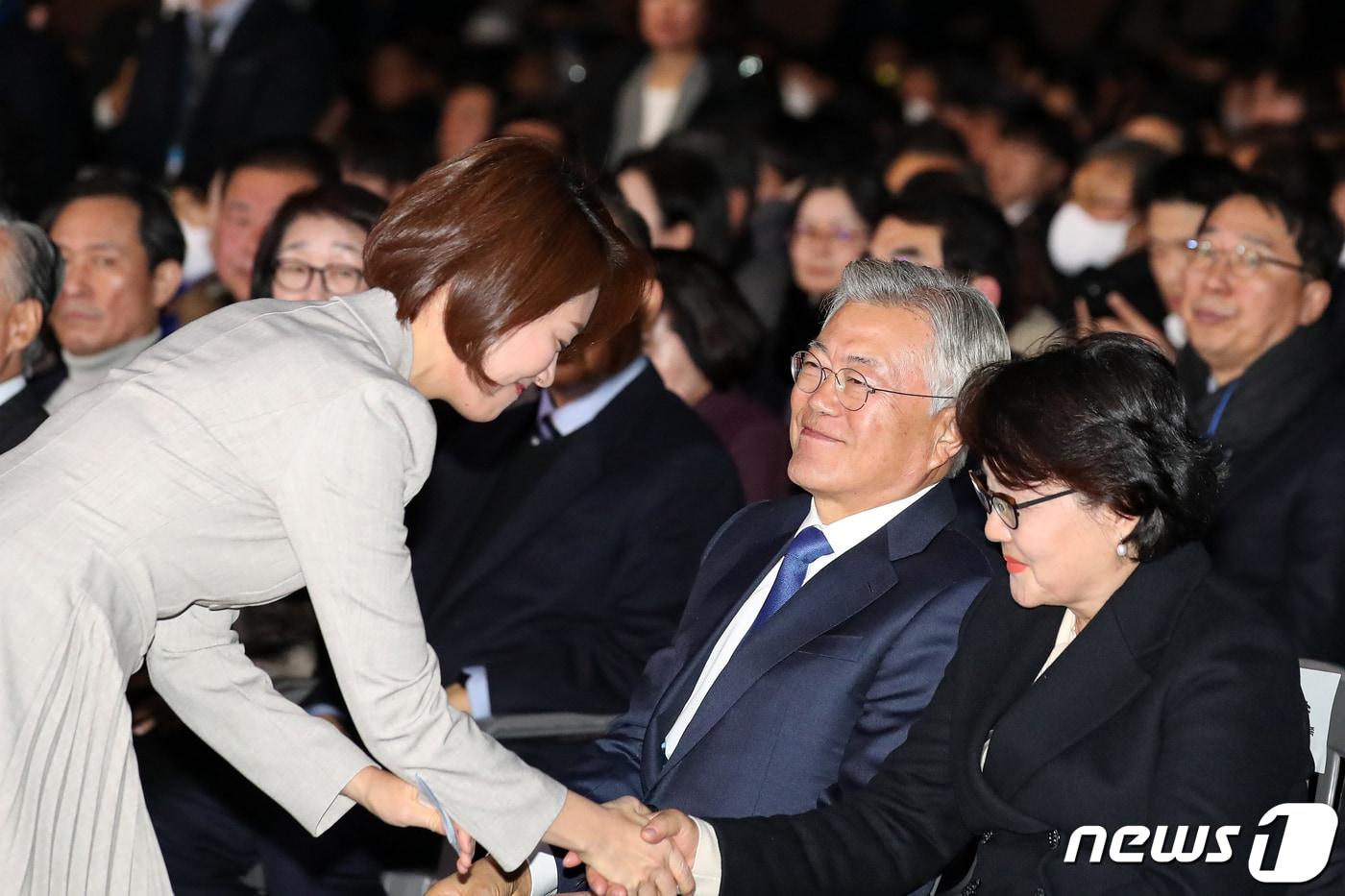 고민정 더불어민주당 의원이 2024년 1월 6일 경기 고양시 킨텍스에서 열린 김대중 탄생 100주년 기념식 &#39;하나로 미래로&#39;에서 이재명 당대표의 축사를 대독한 뒤 문재인 전 대통령, 김정숙 여사와 인사하고 있다. 2024.1.6/뉴스1 ⓒ News1 이승배 기자