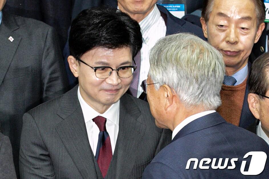 본문 이미지 - 문재인 전 대통령과 한동훈 국민의힘 비상대책위원장이 6일 경기 고양시 킨텍스에서 열린 김대중 탄생 100주년 기념식 '하나로 미래로'에서 기념촬영에 앞서 인사를 나누고 있다. 2024.1.6/뉴스1 ⓒ News1 이승배 기자