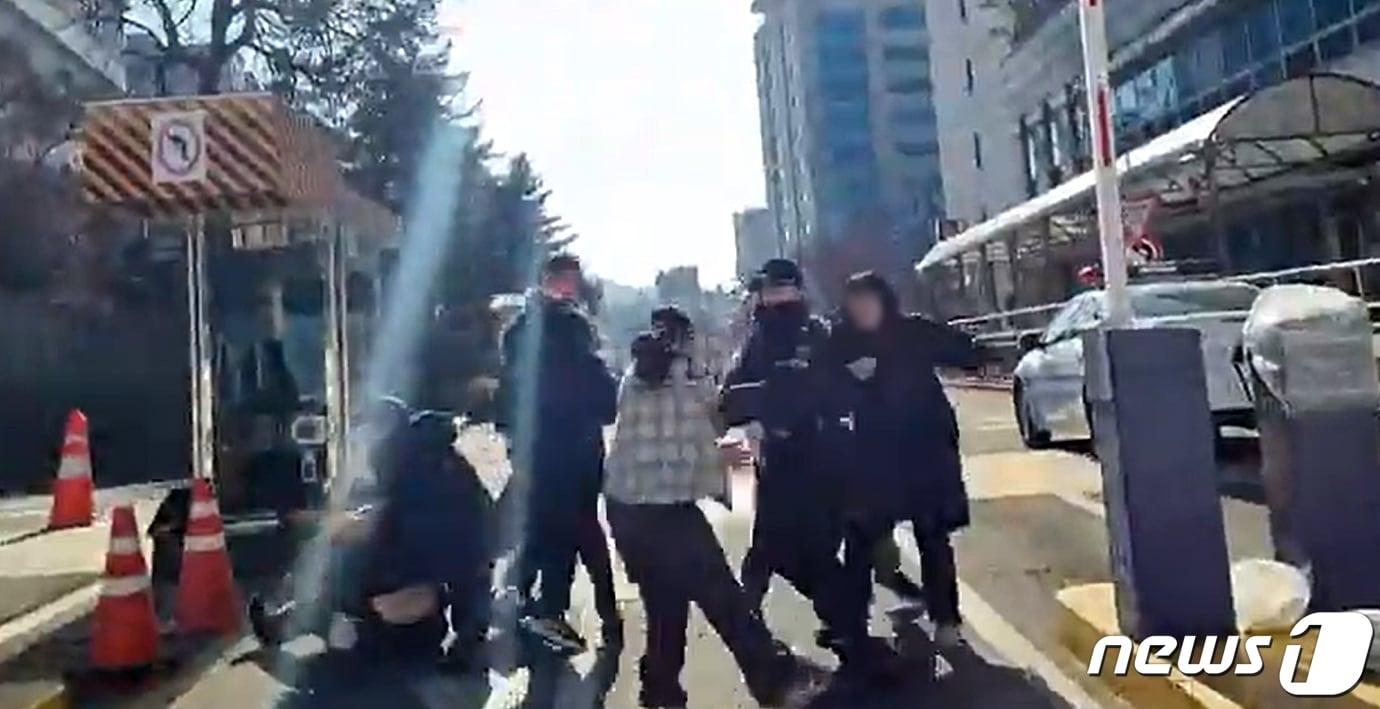 본문 이미지 - 윤석열 대통령의 퇴진과 김건희 여사에 대한 특검을 요구하는 시위 도중 용산 대통령실 내부로 진입하려던 한국대학생진보연합(대진연) 회원들이 6일 경찰에 체포됐다. (대진연 유튜브) 2024.1.6/뉴스1