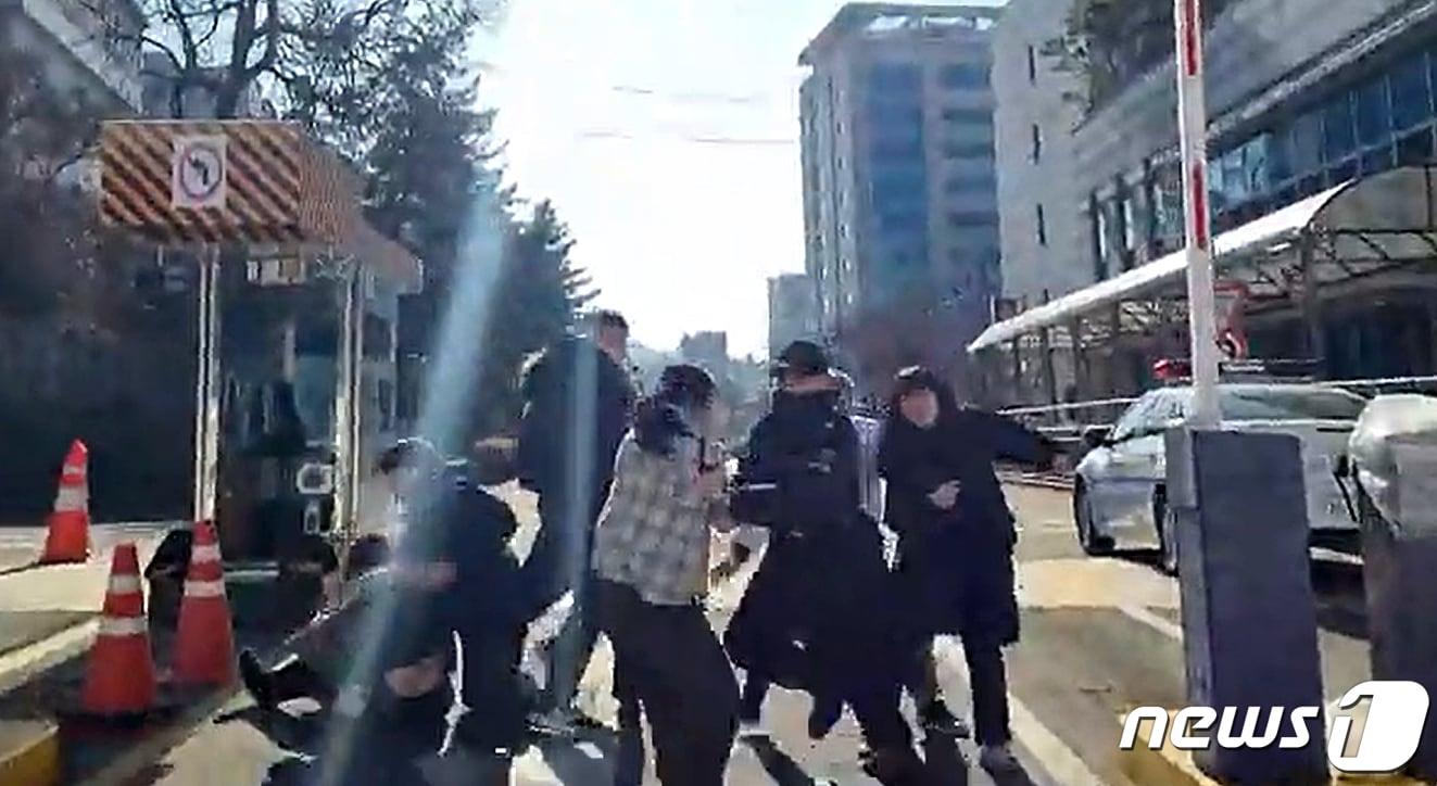 본문 이미지 - 윤석열 대통령의 퇴진과 김건희 여사에 대한 특검을 요구하는 시위 도중 용산 대통령실 내부로 진입하려던 한국대학생진보연합(대진연) 회원들이 6일 경찰에 체포됐다. 대진연은 이날 오후부터 윤석열 대통령의 퇴진과 김건희 여사에 대한 특검을 요구하며 시위하다가 일부가 대통령실 서문을 통해 진입을 시도했다. 경찰은 농성 시작 30여분 만에 진입을 시도한 회원들과, 미신고 집회를 진행한 나머지 회원들까지 모두 연행했다. (대진연 유튜브) 2024.1.6/뉴스1