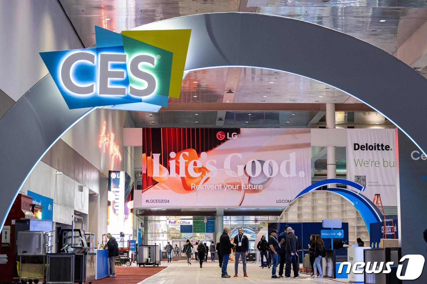 본문 이미지 - 'CES 2024' 개막을 사흘 앞둔 지난 6일(현지시간) 관계자들이 분주히 움직이고 있다. 2024.1.7/뉴스1 ⓒ News1 이재명 기자