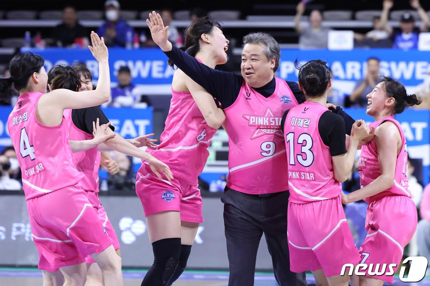 본문 이미지 - 7일 충남 아산 이순신체육관에서 열린 '우리은행 우리WON 2023-2024 여자프로농구 올스타 페스티벌' 핑크스타와 블루스타의 경기에서 핑크스타 신이슬을 대신해 코트에 들어온 임근배 코치가 3점슛을 성공시킨 뒤 선수들과 기쁨을 나누고 있다. 2024.1.7/뉴스1 ⓒ News1 민경석 기자