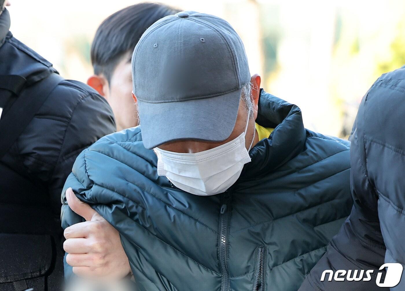 본문 이미지 - 고양·양주시의 다방에서 60대 여성 두 명을 잇따라 살해한 이모씨(57)가 7일 오후 경기 고양시 의정부지방법원 고양지원에서 열린 구속 전 피의자 심문(영장실질심사)에 출석하고 있다. 2024.1.7/뉴스1 ⓒ News1 이동해 기자