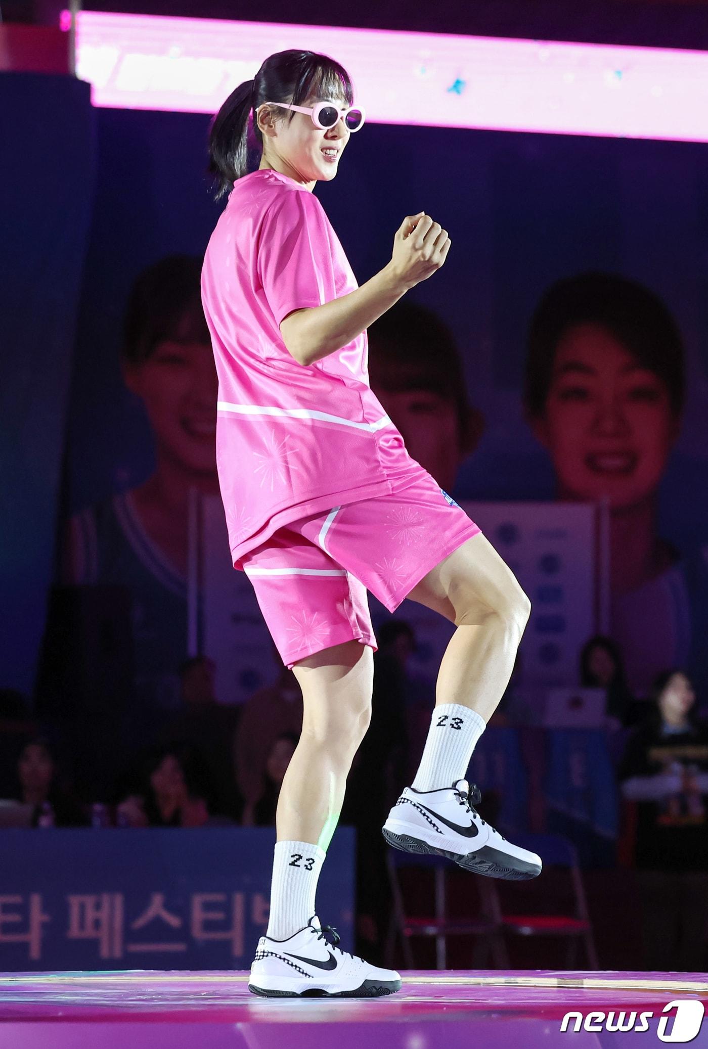 본문 이미지 - 여자프로농구 올스타 페스티벌에서 댄스 실력을 뽐내는 김단비. 뉴스1 DB ⓒ News1 민경석 기자